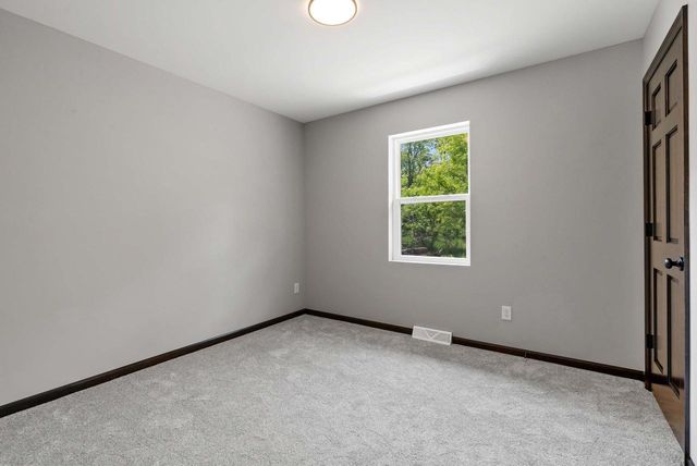 1910 SOUTHLAND LANE, New London, WI 54961