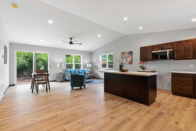 1910 SOUTHLAND LANE, New London, WI 54961