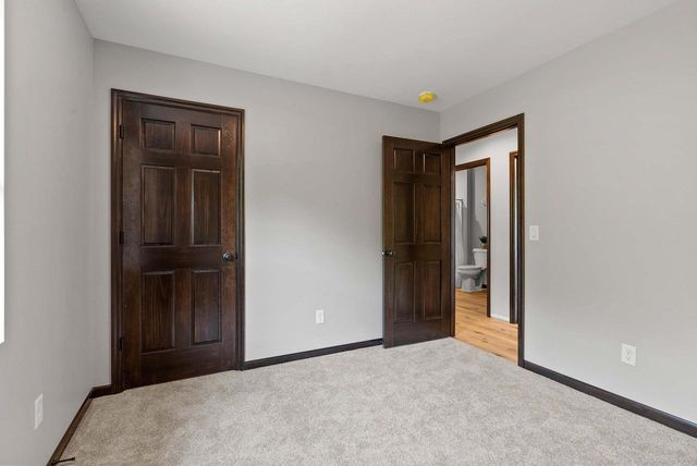 1910 SOUTHLAND LANE, New London, WI 54961