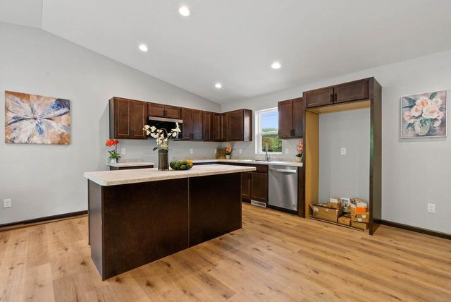 1910 SOUTHLAND LANE, New London, WI 54961