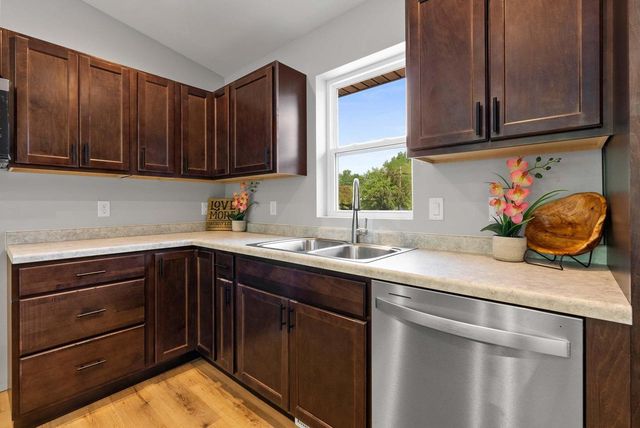 1910 SOUTHLAND LANE, New London, WI 54961