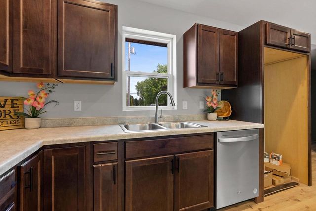 1910 SOUTHLAND LANE, New London, WI 54961