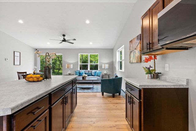 1910 SOUTHLAND LANE, New London, WI 54961