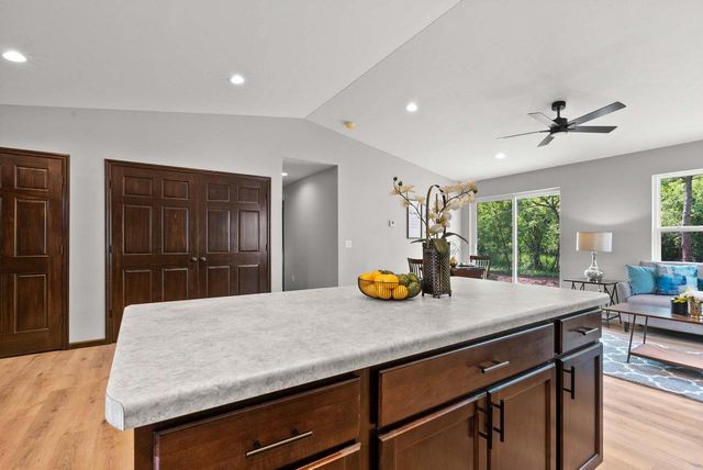 1910 SOUTHLAND LANE, New London, WI 54961