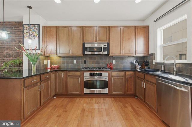 12183 WAVELAND ST, Fairfax, VA 22033