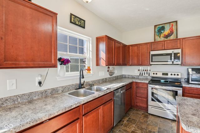 1749 N Creekwater Pass, Greenfield, IN 46140
