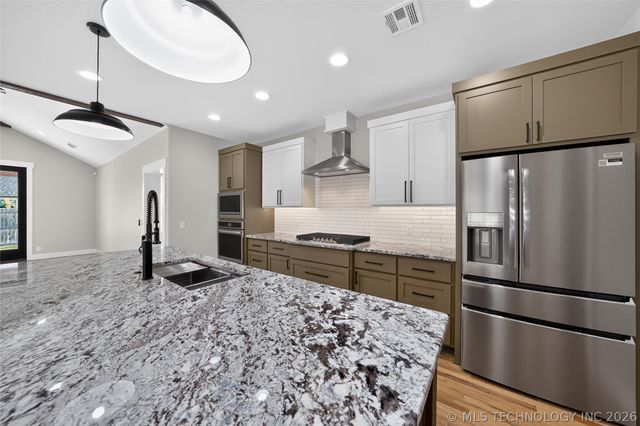 2042 E 130th Street S, Jenks, OK 74037
