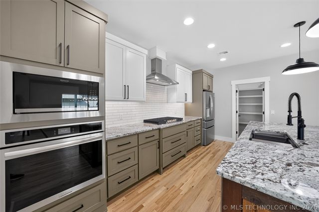 2042 E 130th Street S, Jenks, OK 74037