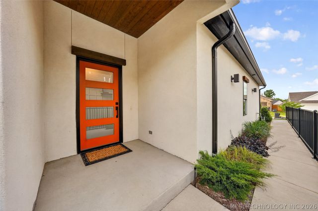 2042 E 130th Street S, Jenks, OK 74037