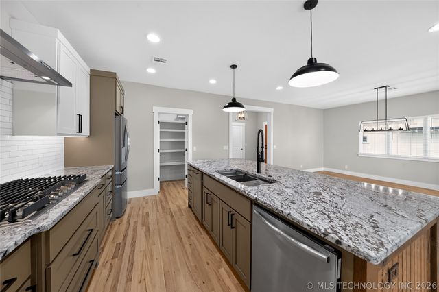 2042 E 130th Street S, Jenks, OK 74037