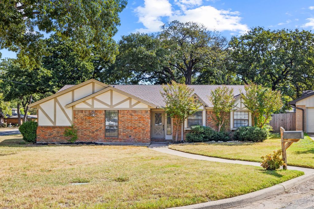 3801 Pleasant Wood Court, Arlington, TX 76016