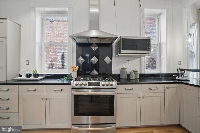 136 R ST NE, Washington, DC 20002