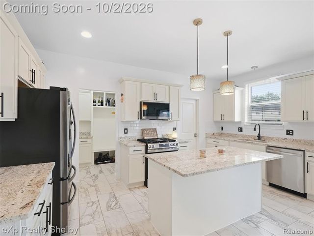 47375 Bayside Circle, Chesterfield, MI 48047