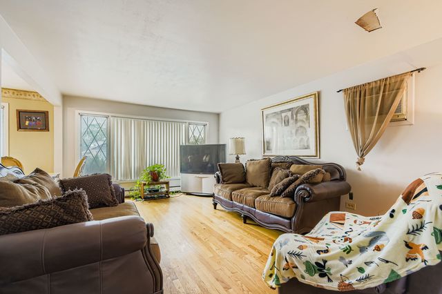 9045 S Sacramento Avenue, Evergreen Park, IL 60805