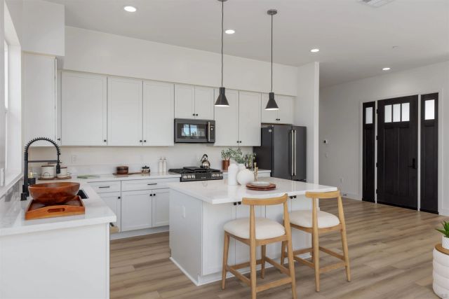 702 Passion Court, Vista, CA 92083