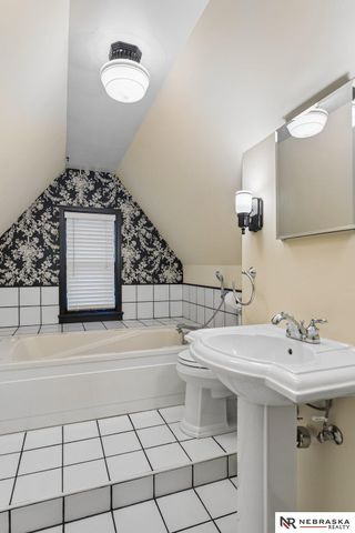 5153 Lake Street, Omaha, NE 68104
