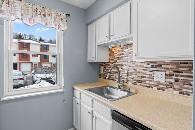 203 Woodhaven Dr, Seven Fields Boro, PA 16046