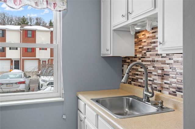 203 Woodhaven Dr, Seven Fields Boro, PA 16046