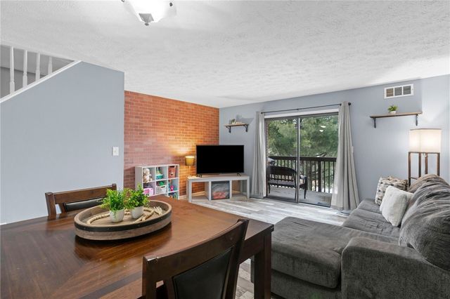 203 Woodhaven Dr, Seven Fields Boro, PA 16046