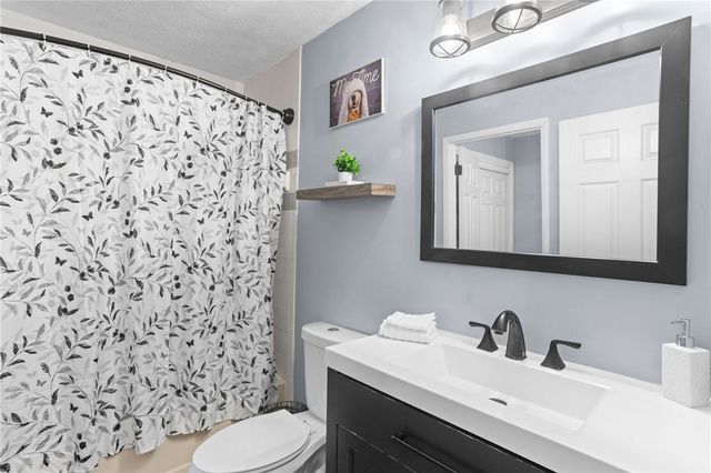 203 Woodhaven Dr, Seven Fields Boro, PA 16046