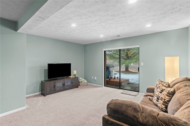 203 Woodhaven Dr, Seven Fields Boro, PA 16046