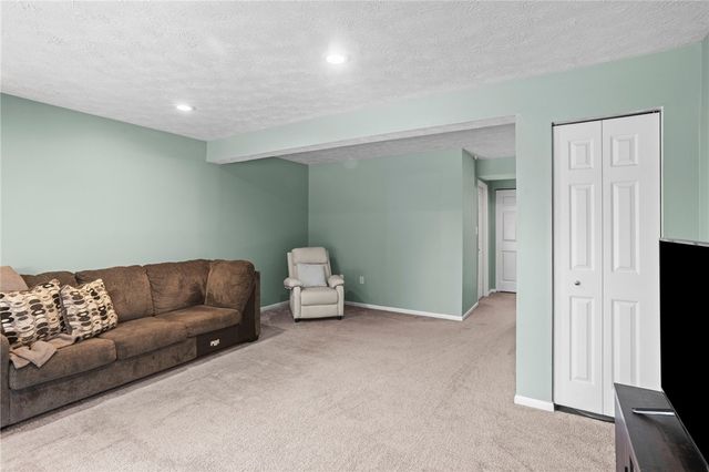 203 Woodhaven Dr, Seven Fields Boro, PA 16046