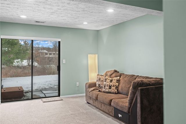 203 Woodhaven Dr, Seven Fields Boro, PA 16046