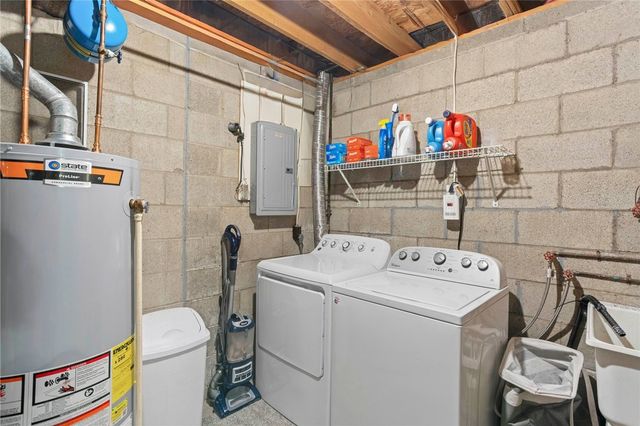 203 Woodhaven Dr, Seven Fields Boro, PA 16046