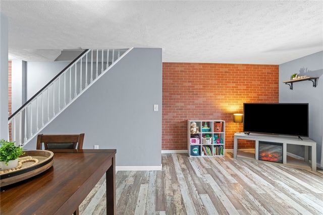 203 Woodhaven Dr, Seven Fields Boro, PA 16046