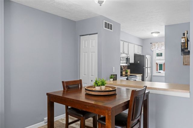 203 Woodhaven Dr, Seven Fields Boro, PA 16046