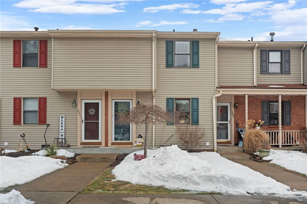 203 Woodhaven Dr, Seven Fields Boro, PA 16046