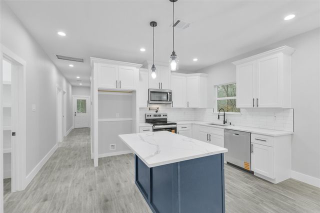 15117 Austin, Willis, TX 77378