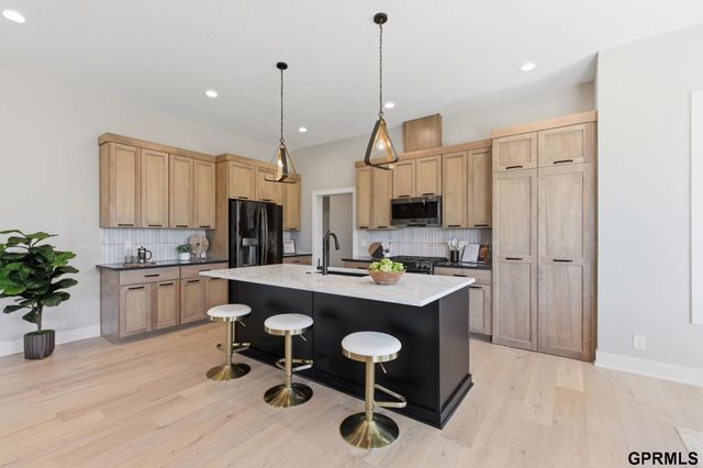 21143 Hartman Avenue, Elkhorn, NE 68022
