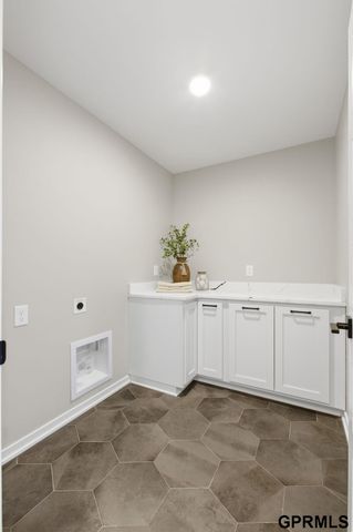 21143 Hartman Avenue, Elkhorn, NE 68022