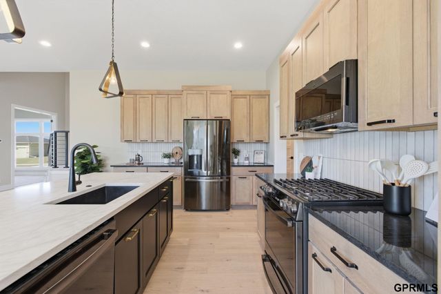 21143 Hartman Avenue, Elkhorn, NE 68022