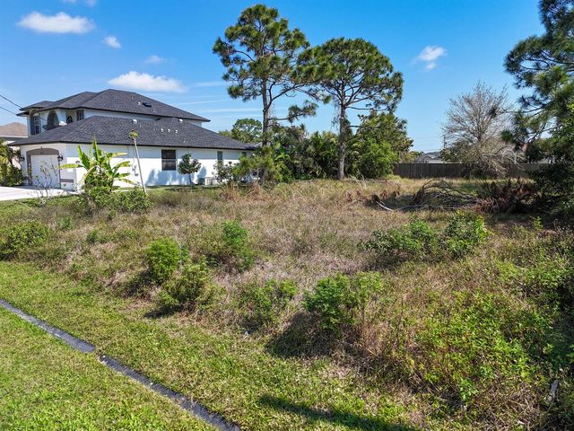 5849 NW Mesa Circle, Port St. Lucie, FL 34986