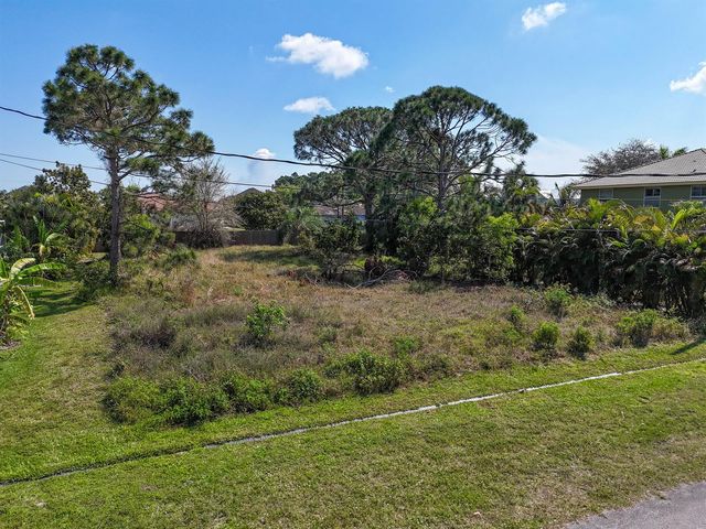 5849 NW Mesa Circle, Port St. Lucie, FL 34986