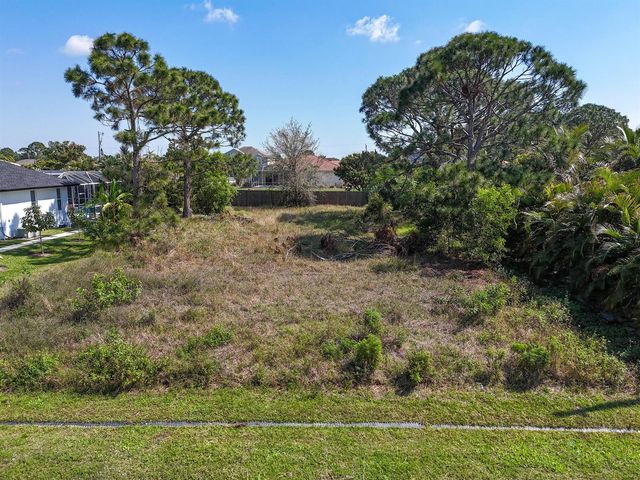 5849 NW Mesa Circle, Port St. Lucie, FL 34986