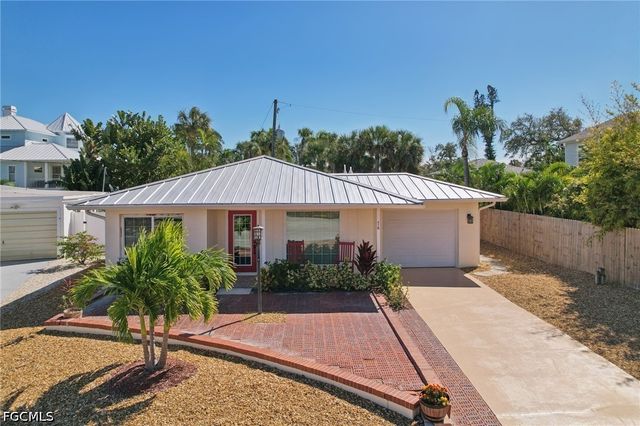 210 Hibiscus DR, Fort Myers Beach, FL 33931