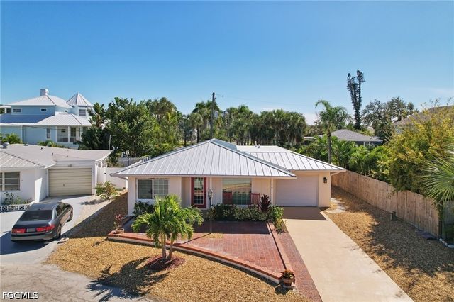 210 Hibiscus DR, Fort Myers Beach, FL 33931