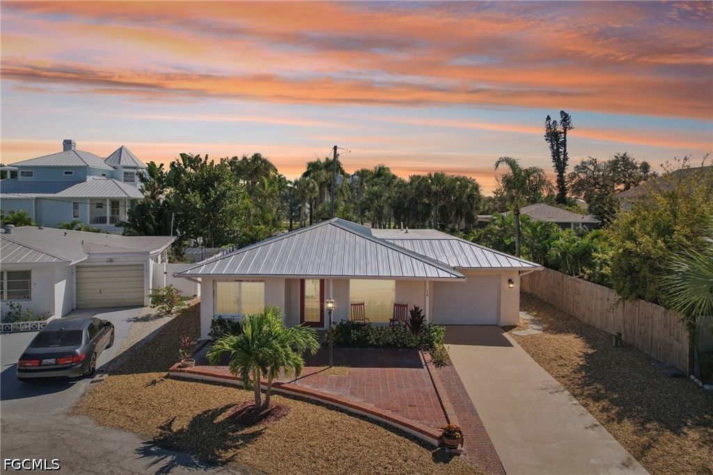 210 Hibiscus DR, Fort Myers Beach, FL 33931