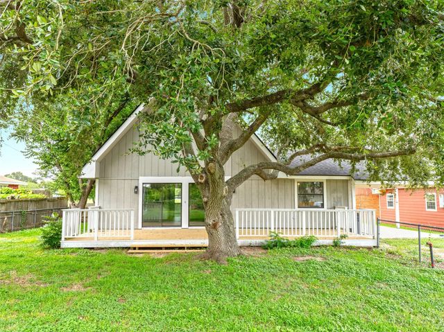 305 Johnson Avenue, Palacios, TX 77465