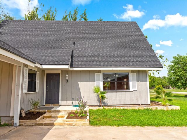 305 Johnson Avenue, Palacios, TX 77465