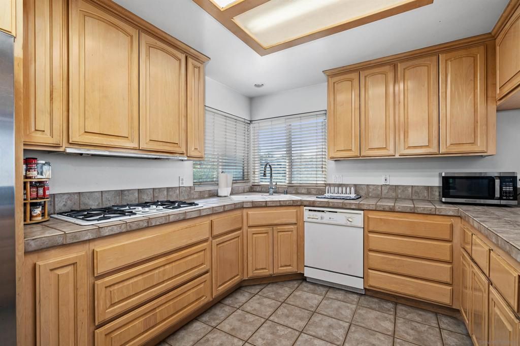 Image 11 of property listing at 9350 Golondrina Dr, La Mesa, CA 91941