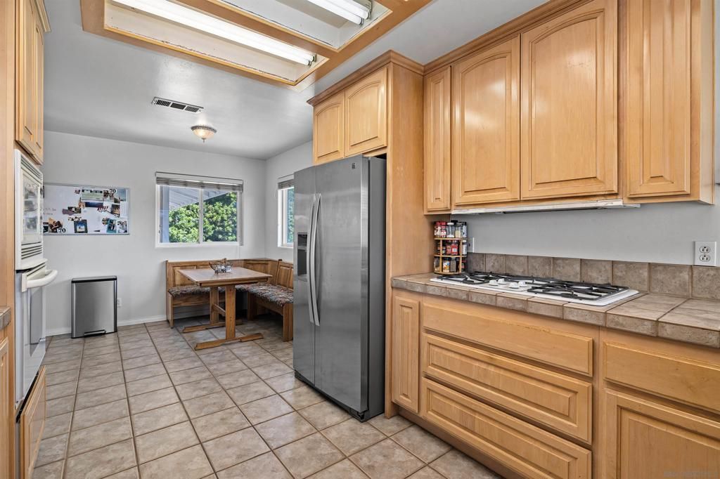 Image 13 of property listing at 9350 Golondrina Dr, La Mesa, CA 91941