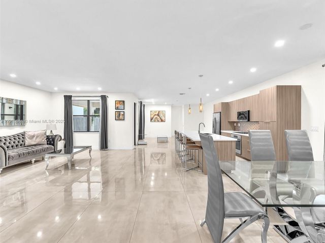 10250 NW 76th Ter ., Doral, FL 33178