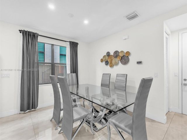 10250 NW 76th Ter ., Doral, FL 33178