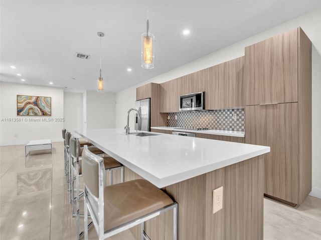 10250 NW 76th Ter ., Doral, FL 33178