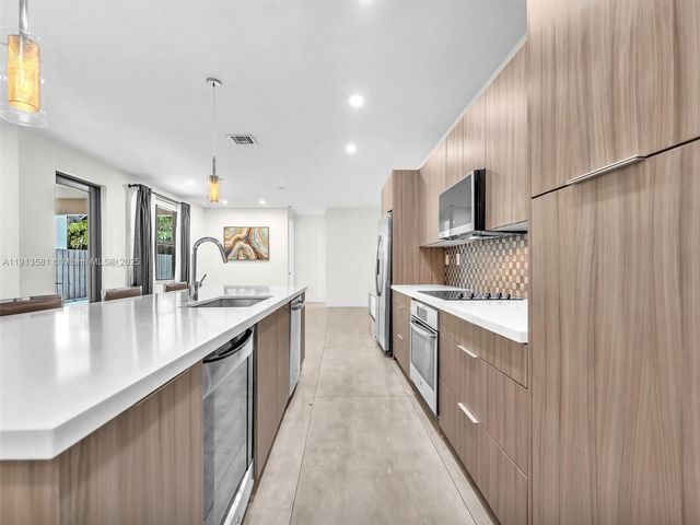 10250 NW 76th Ter ., Doral, FL 33178