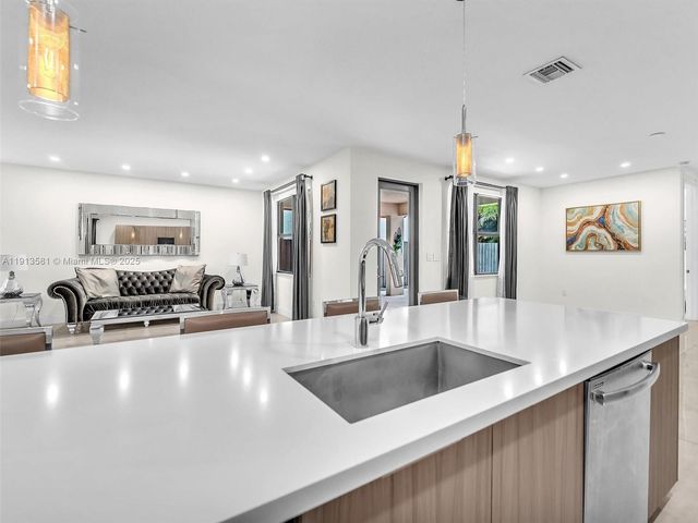 10250 NW 76th Ter ., Doral, FL 33178